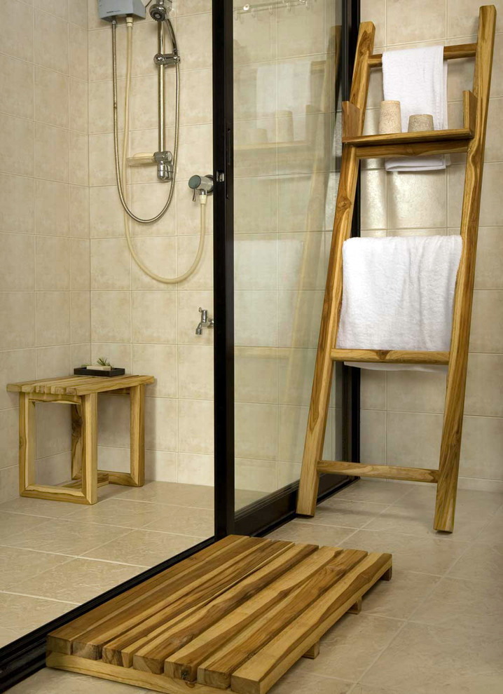 Идея дизайна: маленькая ванная комната в восточном стиле с угловым душем и бежевыми стенами для на участке и в саду