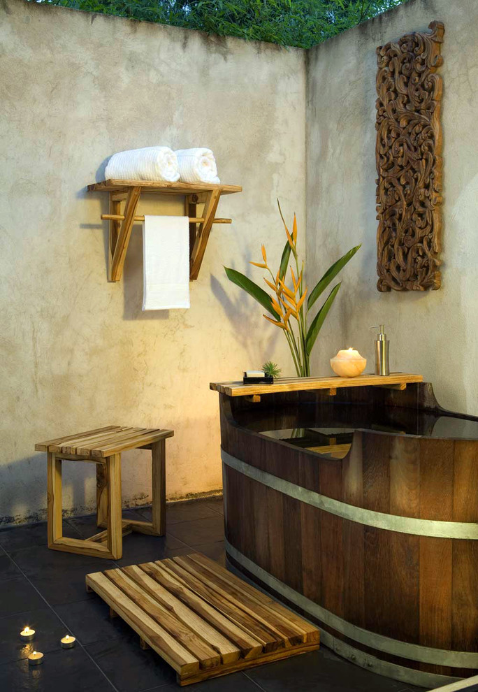 Cette photo montre une petite salle d'eau asiatique avec une baignoire indépendante, une douche d'angle, un carrelage beige, un mur beige et tomettes au sol.