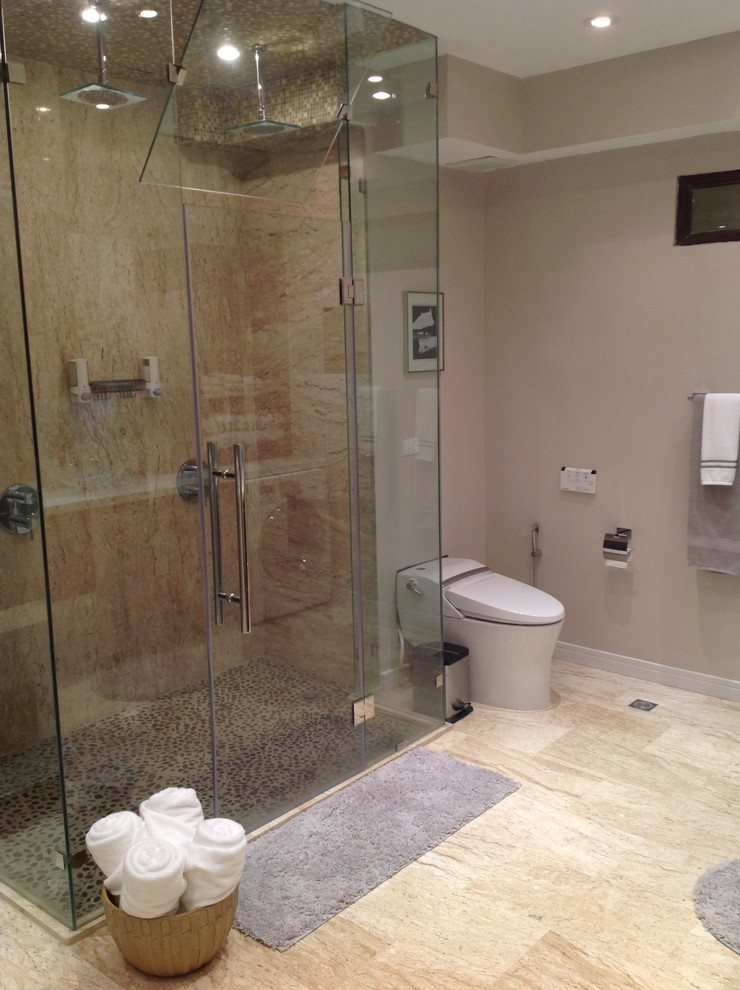 На фото: ванная комната в стиле модернизм с двойным душем, биде, серыми стенами и полом из травертина с