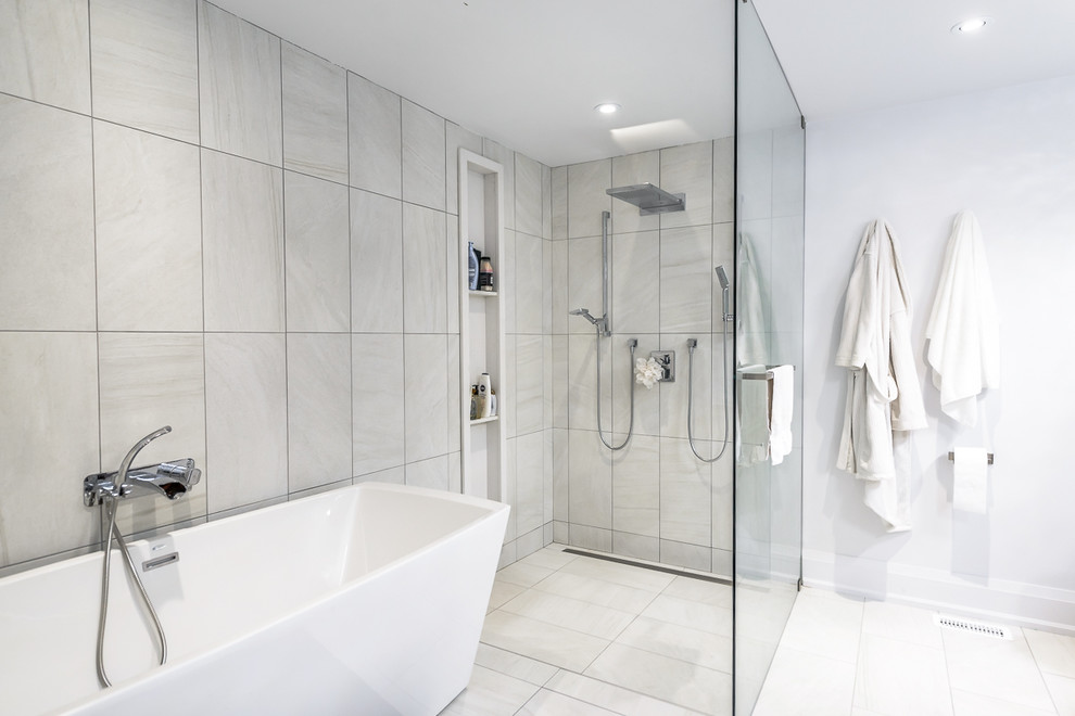 Exempel på ett stort modernt en-suite badrum, med släta luckor, vita skåp, ett fristående badkar, en öppen dusch, en toalettstol med hel cisternkåpa, blå kakel, keramikplattor, vita väggar, klinkergolv i keramik, ett fristående handfat och bänkskiva i kvarts