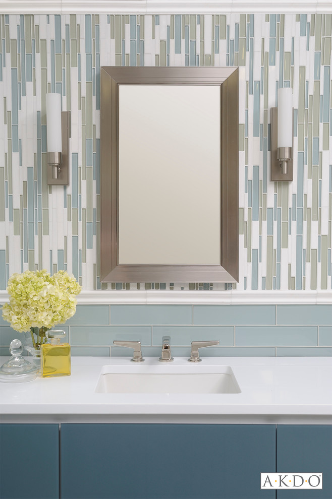 Inspiration för ett mellanstort funkis badrum med dusch, med släta luckor, blå skåp, blå kakel, glaskakel, blå väggar, ett undermonterad handfat och marmorbänkskiva