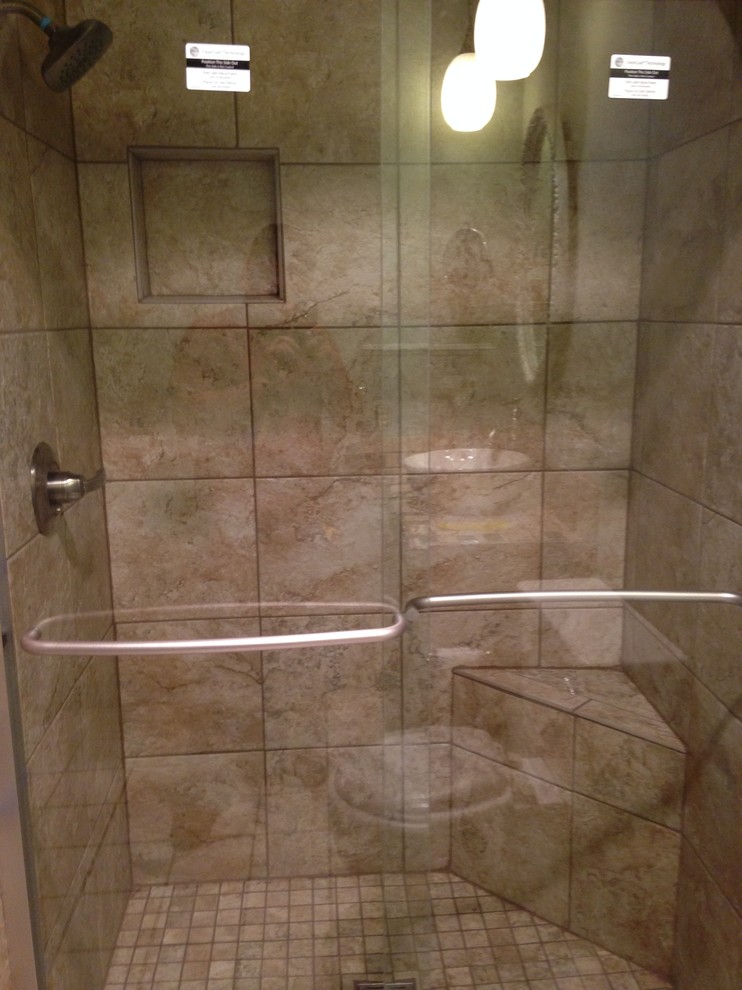 Foto di una piccola stanza da bagno padronale tradizionale con lavabo a bacinella, top piastrellato, doccia alcova e piastrelle in gres porcellanato