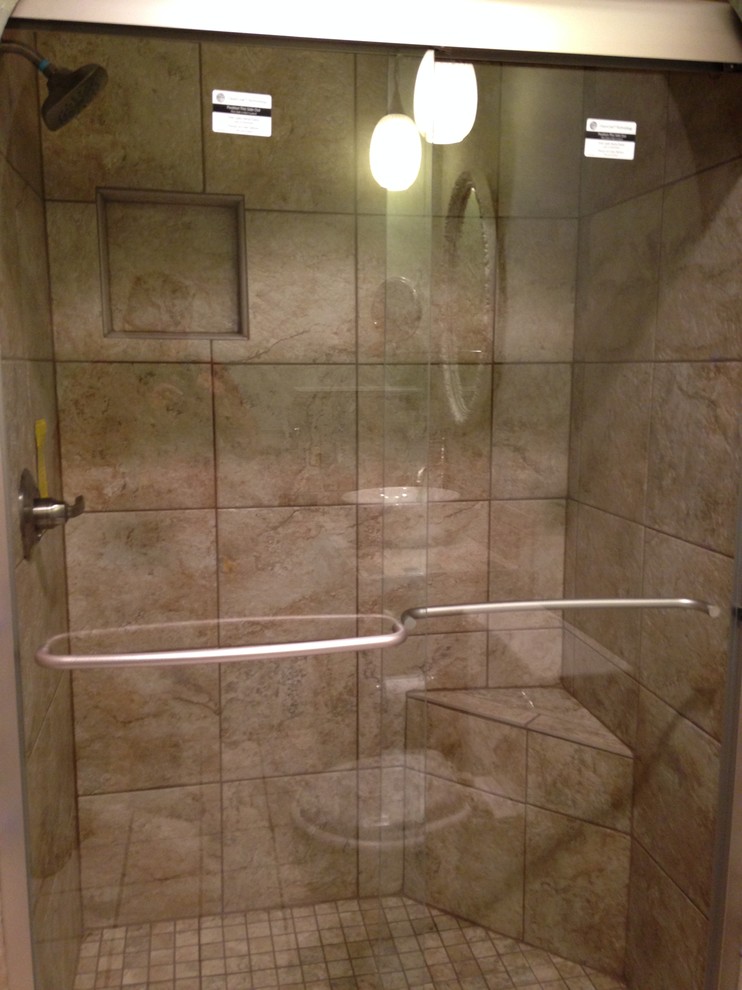 Foto på ett litet vintage en-suite badrum, med ett fristående handfat, en dusch i en alkov och porslinskakel