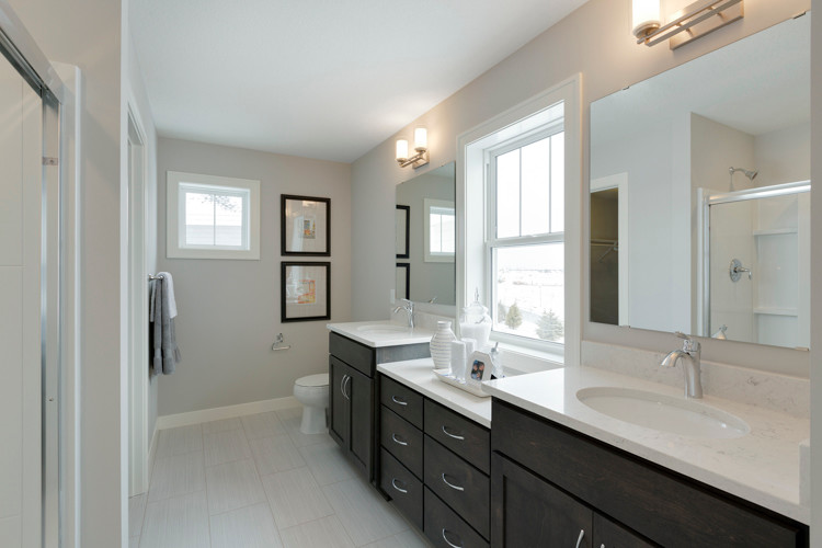 Modernes Badezimmer mit braunen Schränken und Quarzit-Waschtisch in Minneapolis