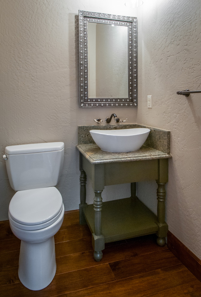 Inspiration pour un WC et toilettes craftsman avec un placard sans porte, un plan de toilette en granite, un mur beige et un sol en bois brun.