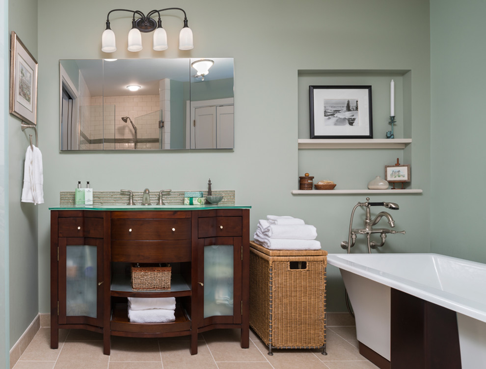 Inspiration för ett mellanstort vintage en-suite badrum, med ett integrerad handfat, skåp i mörkt trä, ett fristående badkar, keramikplattor, gröna väggar, möbel-liknande, en dusch i en alkov, en toalettstol med separat cisternkåpa, grön kakel, klinkergolv i porslin, bänkskiva i glas, beiget golv och dusch med gångjärnsdörr
