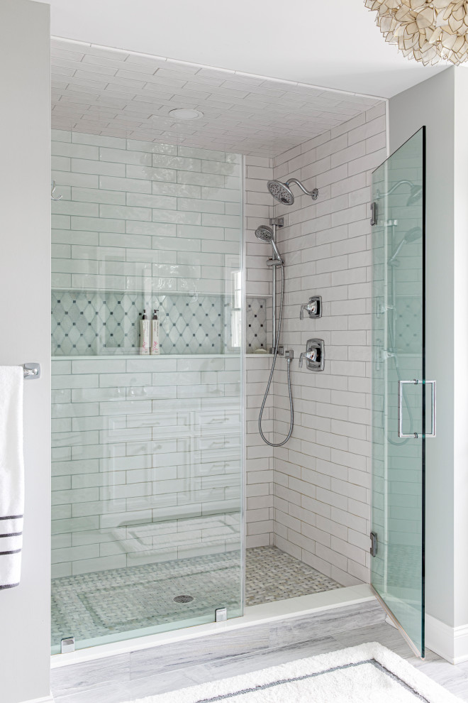 Ejemplo de cuarto de baño principal costero con ducha abierta, baldosas y/o azulejos beige, baldosas y/o azulejos de cemento, paredes grises y ducha con puerta con bisagras