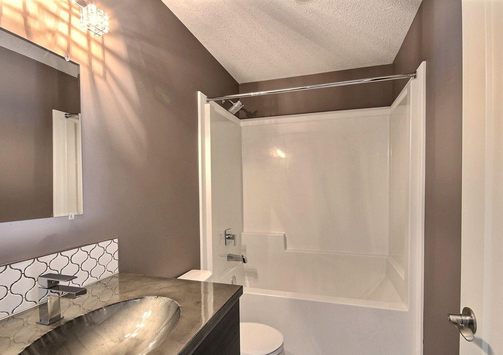 Пример оригинального дизайна: ванная комната в стиле модернизм с душем над ванной, монолитной раковиной и столешницей из бетона