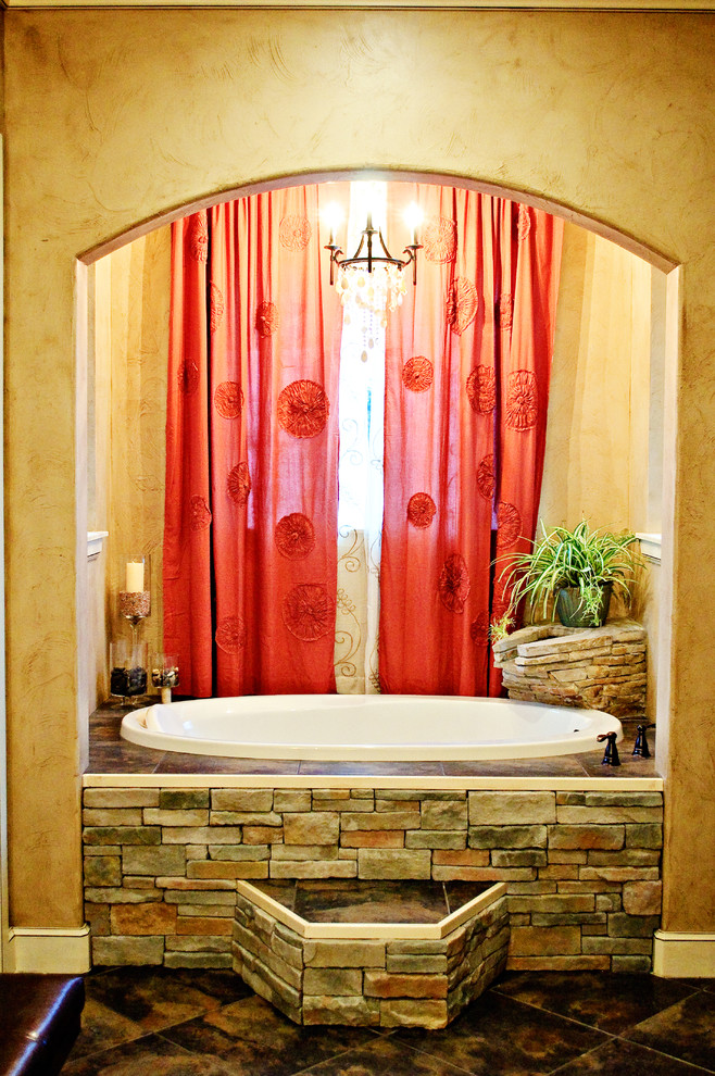 Idéer för ett mellanstort rustikt en-suite badrum, med luckor med upphöjd panel, vita skåp, ett platsbyggt badkar, brun kakel, stenkakel, beige väggar, skiffergolv, ett fristående handfat, bänkskiva i kvarts och grönt golv
