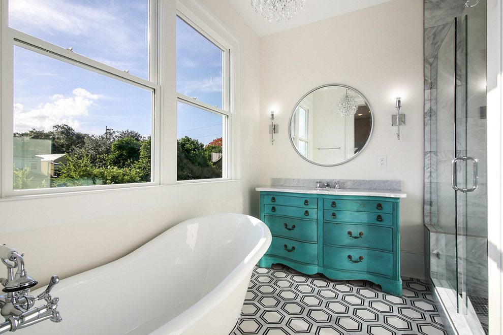 Idéer för mellanstora vintage en-suite badrum, med ett badkar med tassar, en dusch i en alkov, vita väggar, flerfärgat golv, dusch med gångjärnsdörr, möbel-liknande, turkosa skåp, grå kakel, marmorkakel, vinylgolv, ett undermonterad handfat och marmorbänkskiva