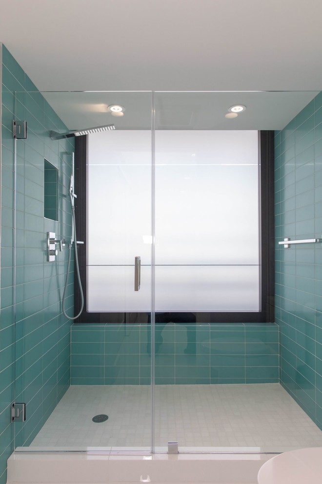 Свежая идея для дизайна: ванная комната среднего размера в современном стиле с плоскими фасадами, белыми фасадами, душем в нише, унитазом-моноблоком, белой плиткой, керамогранитной плиткой, синими стенами, полом из керамогранита, врезной раковиной, столешницей из искусственного кварца, белым полом, душем с распашными дверями и бежевой столешницей - отличное фото интерьера