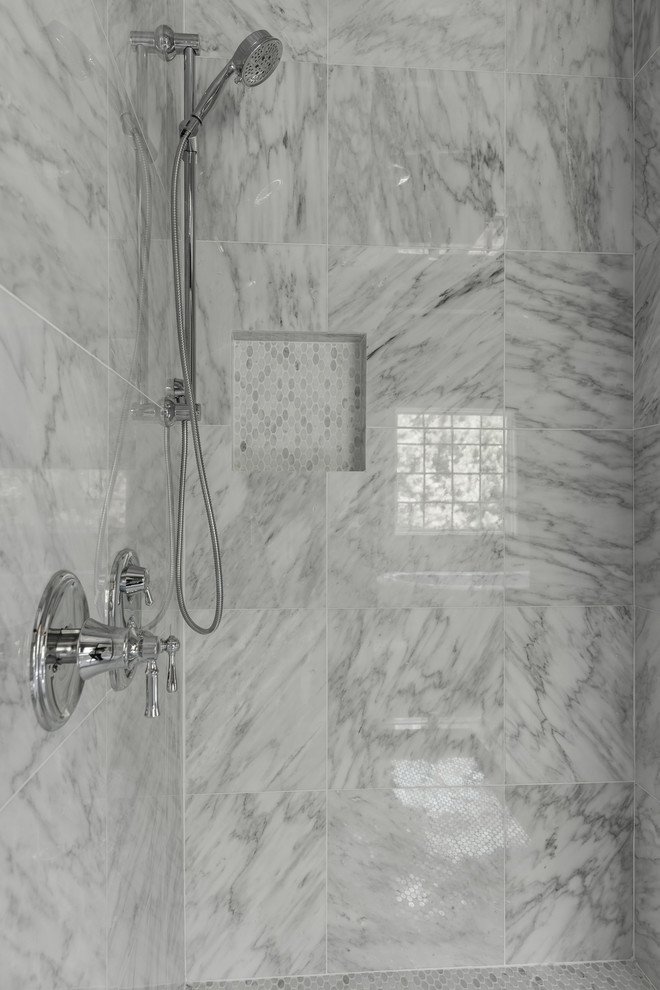 Bild på ett stort amerikanskt en-suite badrum, med skåp i shakerstil, vita skåp, ett fristående badkar, en hörndusch, vit kakel, marmorkakel, grå väggar, marmorgolv, ett undermonterad handfat, marmorbänkskiva, vitt golv och dusch med gångjärnsdörr