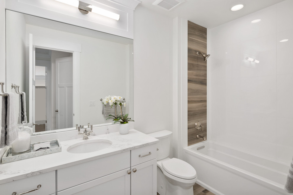 Inspiration för ett mellanstort amerikanskt vit vitt badrum, med skåp i shakerstil, vita skåp, en dusch i en alkov, en toalettstol med hel cisternkåpa, brun kakel, porslinskakel, vita väggar, ett undermonterad handfat, bänkskiva i kvartsit och dusch med skjutdörr