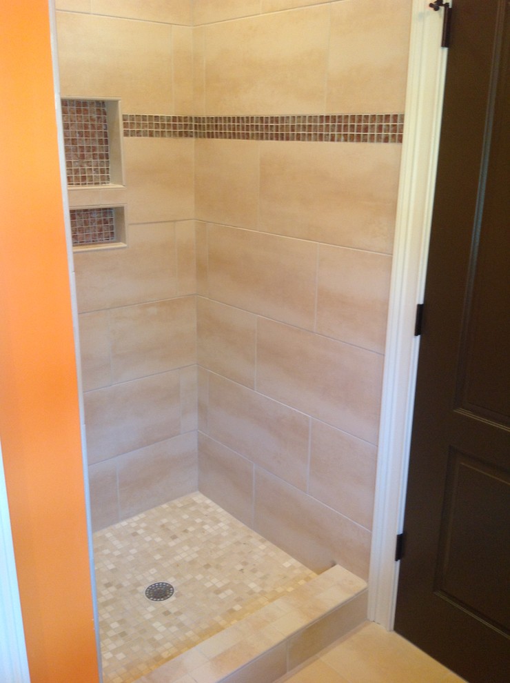 Idéer för ett stort klassiskt badrum, med en hörndusch, orange väggar, ett undermonterad handfat, beiget golv och med dusch som är öppen