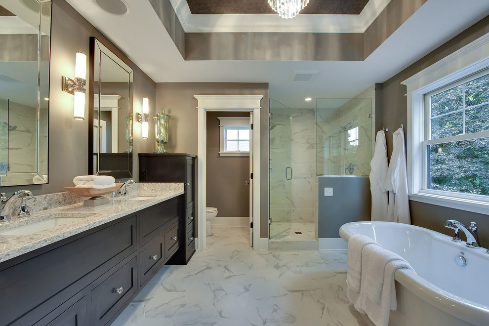 Idéer för ett stort modernt en-suite badrum, med skåp i shakerstil, skåp i mörkt trä, ett fristående badkar, beige väggar, ett undermonterad handfat, marmorbänkskiva, en hörndusch och marmorgolv