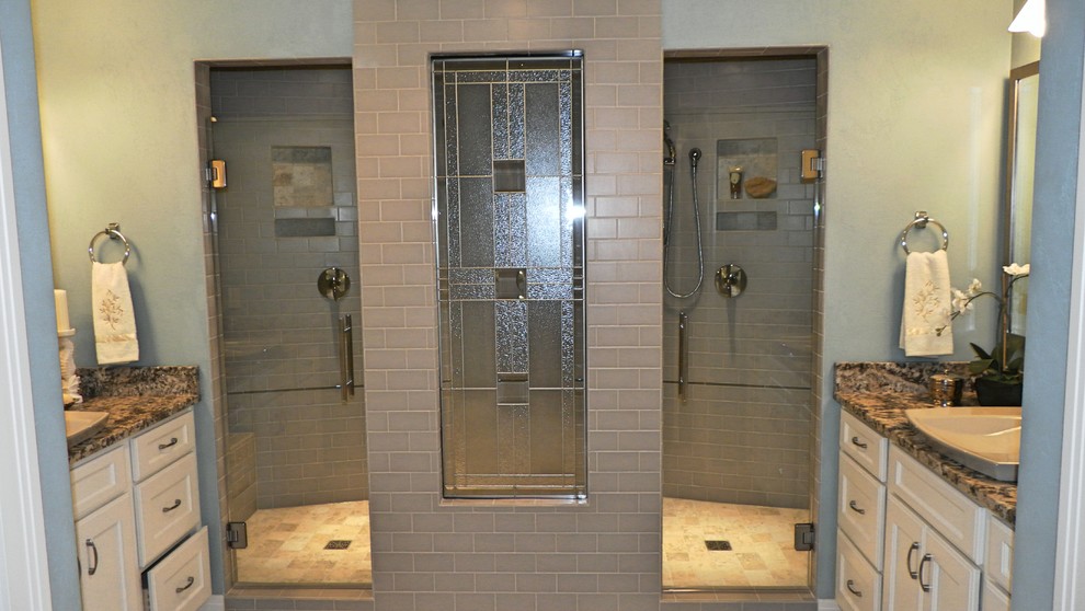Пример оригинального дизайна: ванная комната в стиле кантри с врезной раковиной, фасадами с выступающей филенкой, белыми фасадами, столешницей из гранита, двойным душем, раздельным унитазом, серой плиткой и керамической плиткой