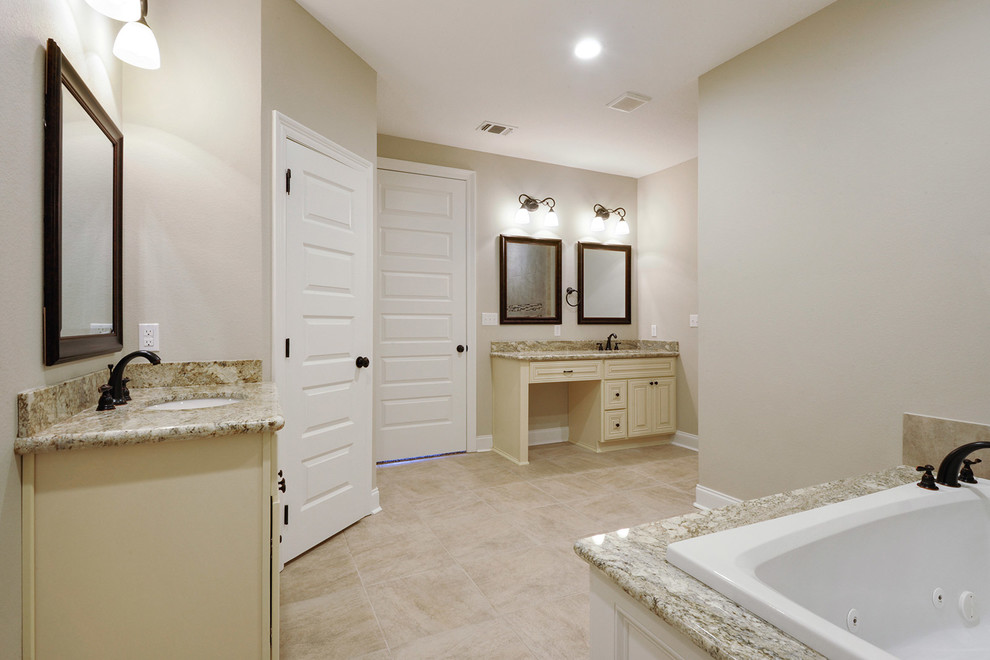 Idée de décoration pour une salle de bain principale craftsman avec un carrelage beige et un lavabo encastré.