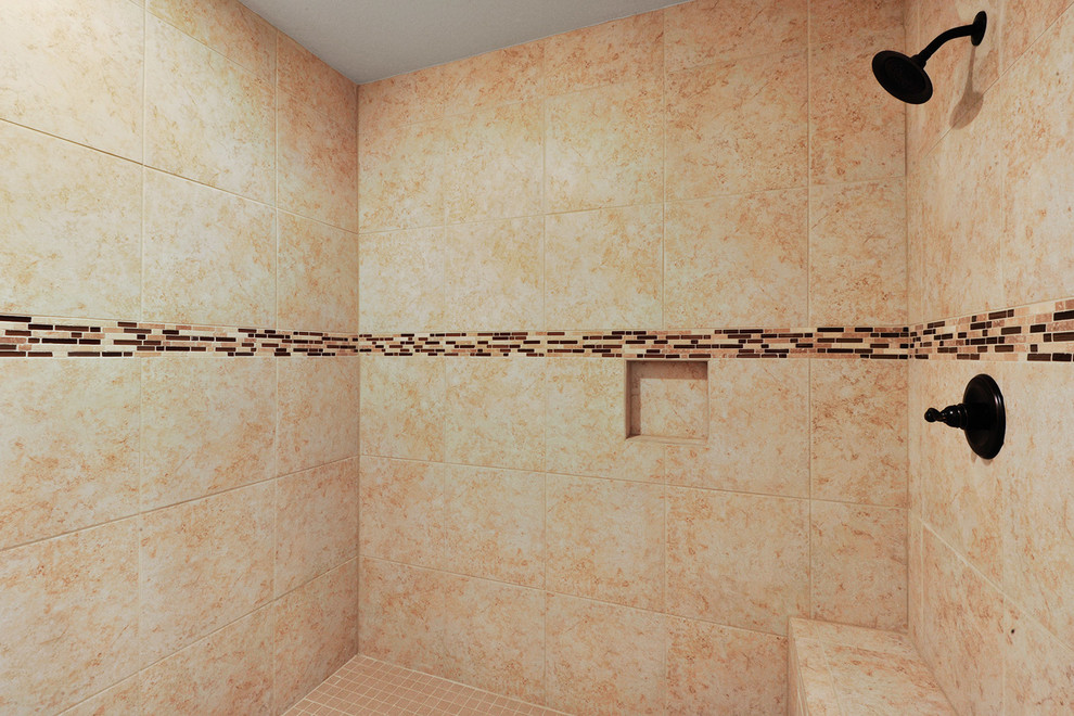 Ejemplo de cuarto de baño principal tradicional grande con ducha esquinera, baldosas y/o azulejos de porcelana y encimera de granito