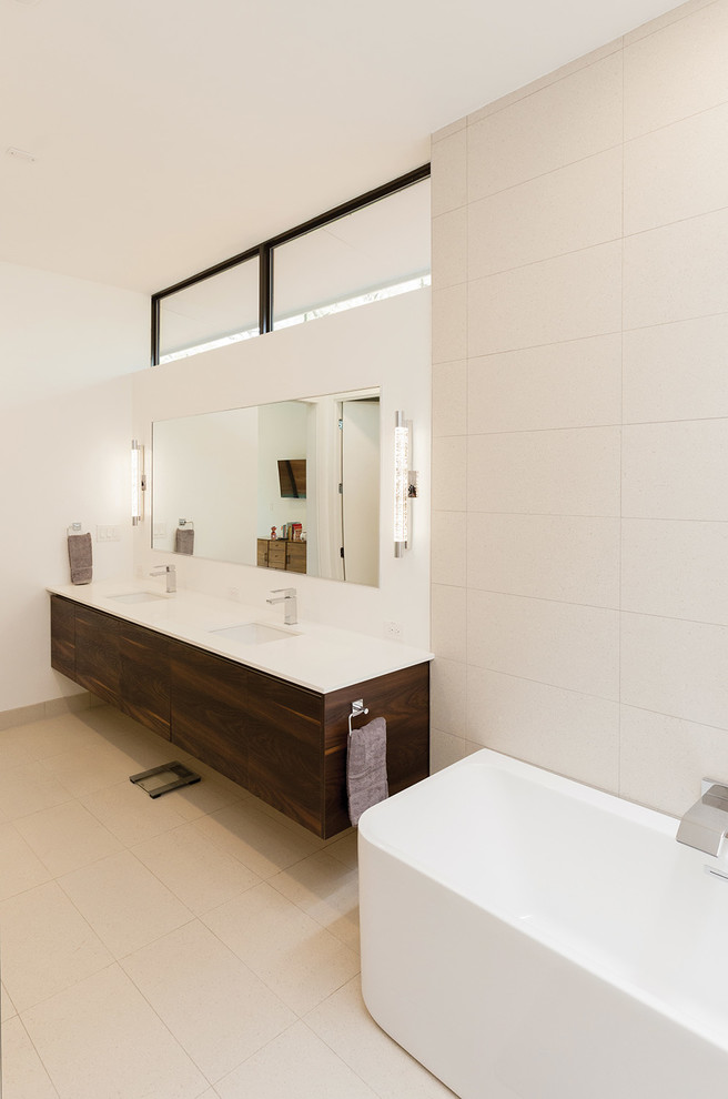 Ejemplo de cuarto de baño principal retro con puertas de armario de madera en tonos medios, baldosas y/o azulejos blancos, paredes blancas, lavabo encastrado y suelo blanco