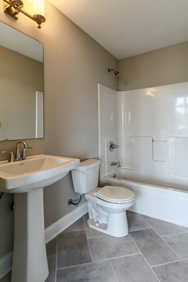 Пример оригинального дизайна: ванная комната в стиле кантри с серой плиткой