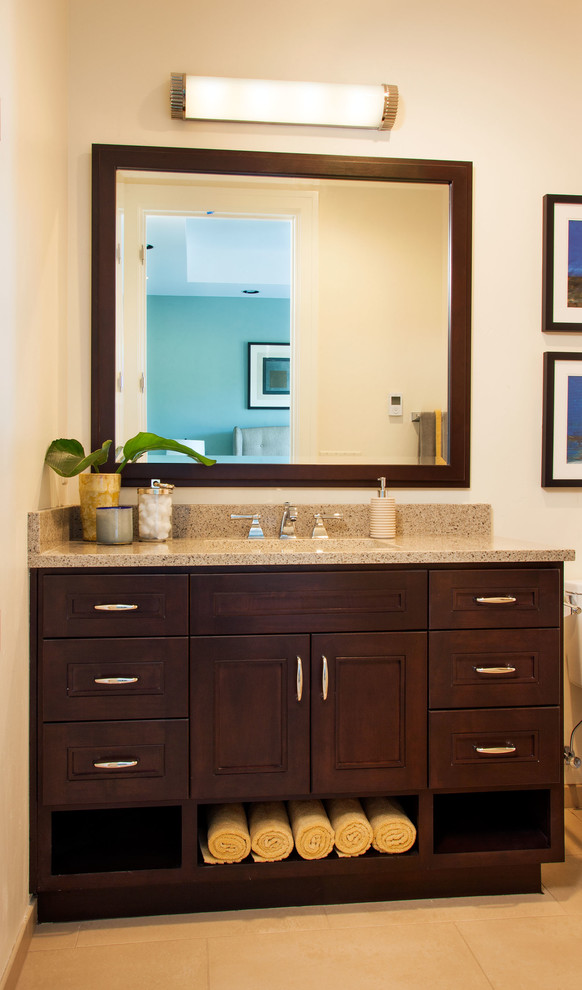 Foto di una grande stanza da bagno con doccia tradizionale con ante con riquadro incassato, ante in legno bruno e top in granito