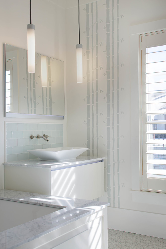 Idée de décoration pour une salle de bain principale tradition de taille moyenne avec une vasque, un placard à porte vitrée, un plan de toilette en marbre, une baignoire encastrée, un carrelage vert, un carrelage en pâte de verre et un mur blanc.