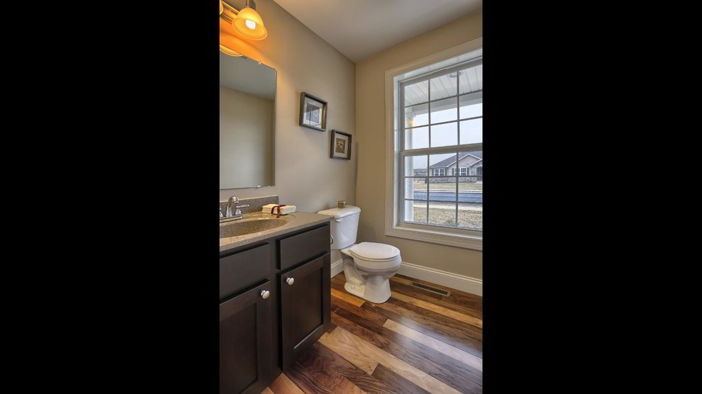 Esempio di una stanza da bagno chic con ante in legno bruno e pareti beige