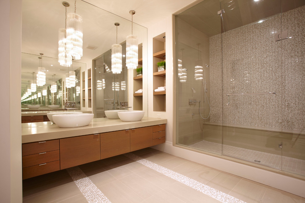 Aménagement d'une salle de bain principale contemporaine en bois brun avec une vasque, un placard à porte plane et un carrelage beige.
