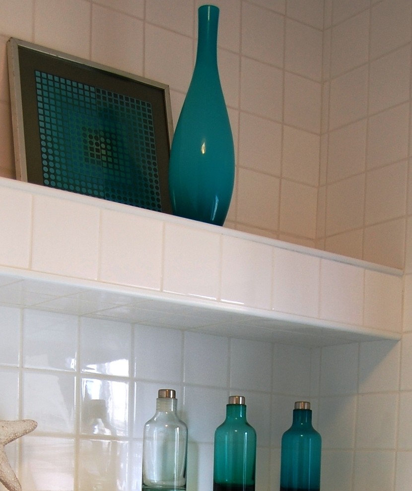 Cette photo montre une salle de bain éclectique avec une douche d'angle, WC suspendus, un carrelage blanc, des carreaux de céramique et un sol en carrelage de céramique.