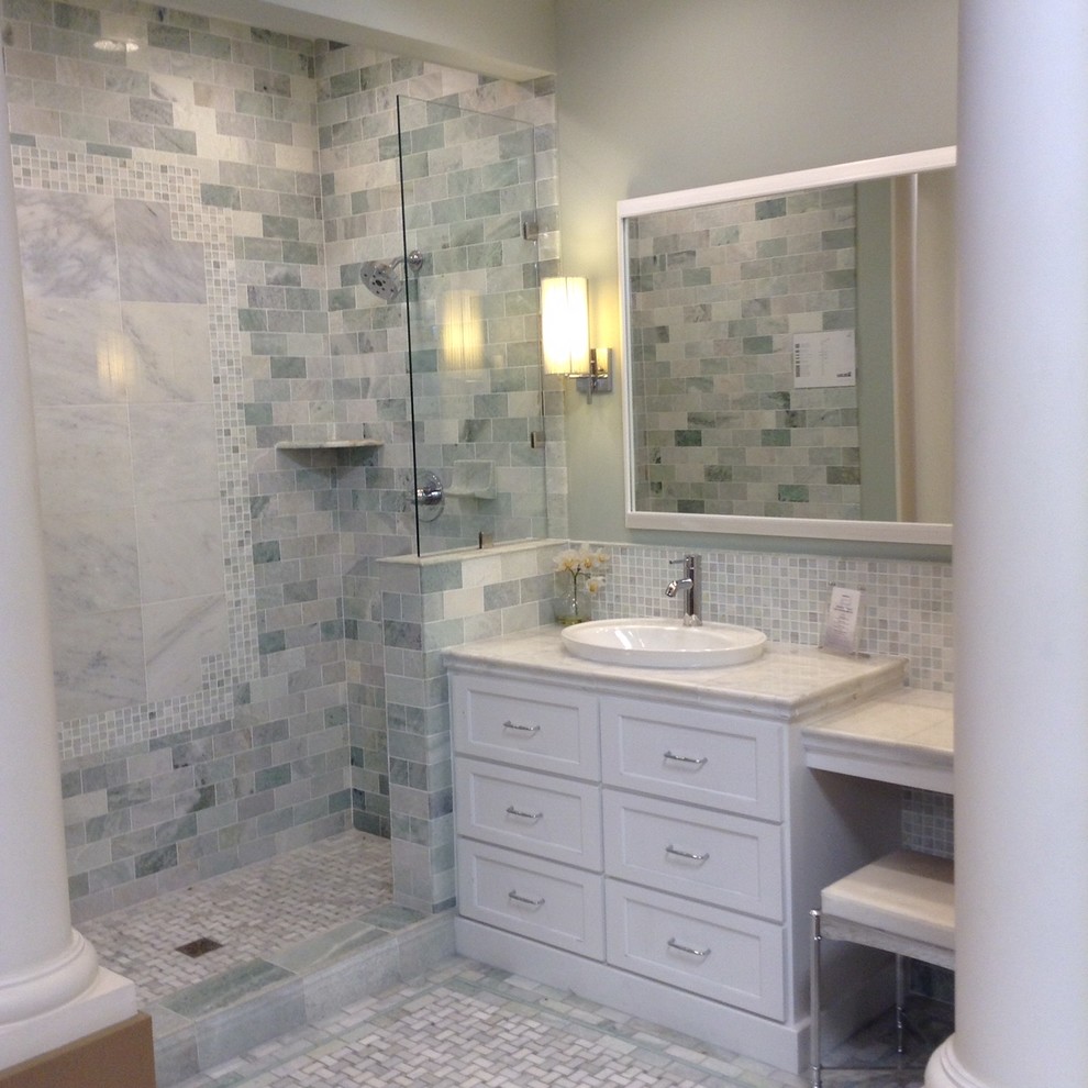 Esempio di una stanza da bagno tradizionale con piastrelle di vetro e pavimento in marmo