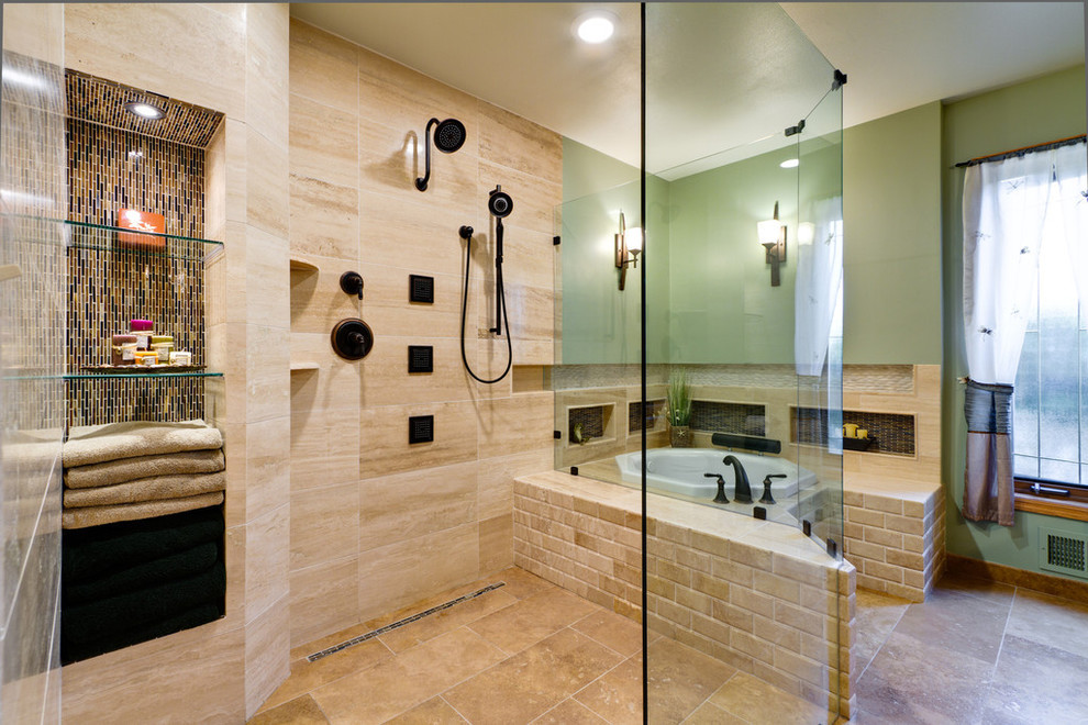 Foto på ett funkis badrum, med ett hörnbadkar, en hörndusch, beige kakel och gröna väggar