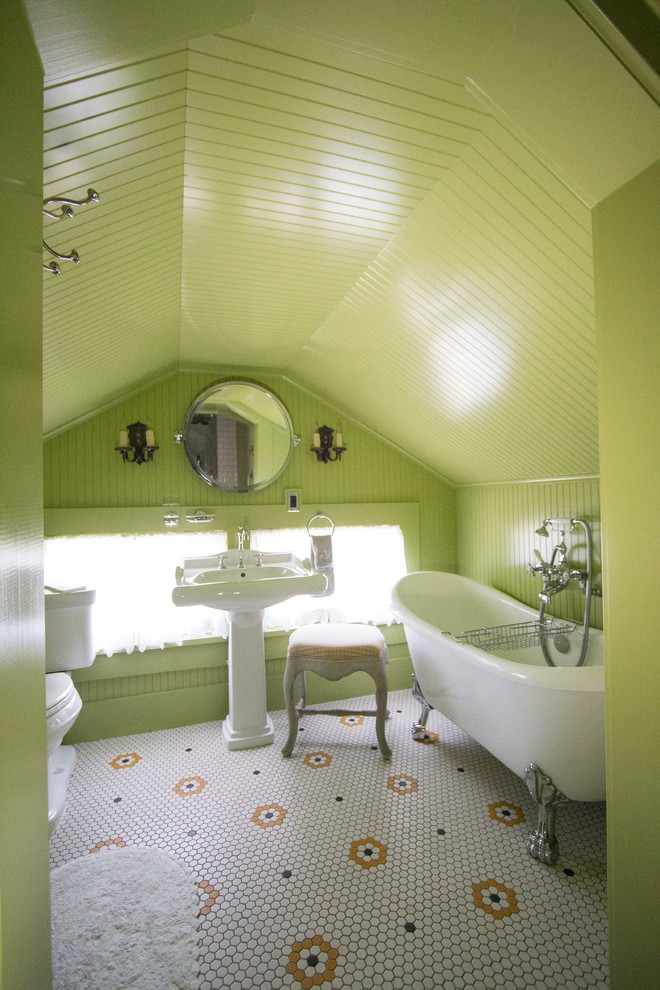 Idéer för ett mellanstort amerikanskt badrum med dusch, med ett badkar med tassar, en dusch i en alkov, en toalettstol med separat cisternkåpa, flerfärgad kakel, porslinskakel, gröna väggar, mosaikgolv och ett piedestal handfat