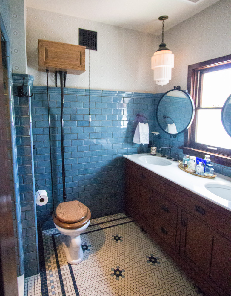 Réalisation d'une douche en alcôve principale craftsman en bois brun avec un placard à porte shaker, WC suspendus, un carrelage bleu, des carreaux de céramique, un mur gris, un sol en carrelage de terre cuite, un lavabo encastré et un plan de toilette en marbre.
