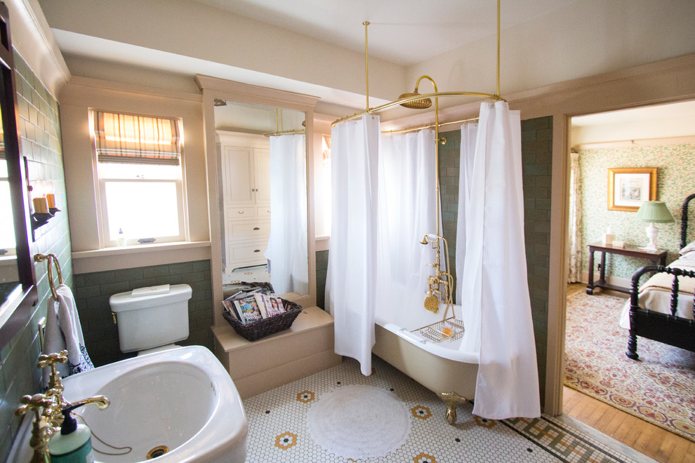 Пример оригинального дизайна: большая ванная комната в стиле кантри с фасадами в стиле шейкер, бежевыми фасадами, ванной на ножках, душем над ванной, раздельным унитазом, зеленой плиткой, керамической плиткой, зелеными стенами, полом из мозаичной плитки, душевой кабиной, раковиной с пьедесталом и мраморной столешницей