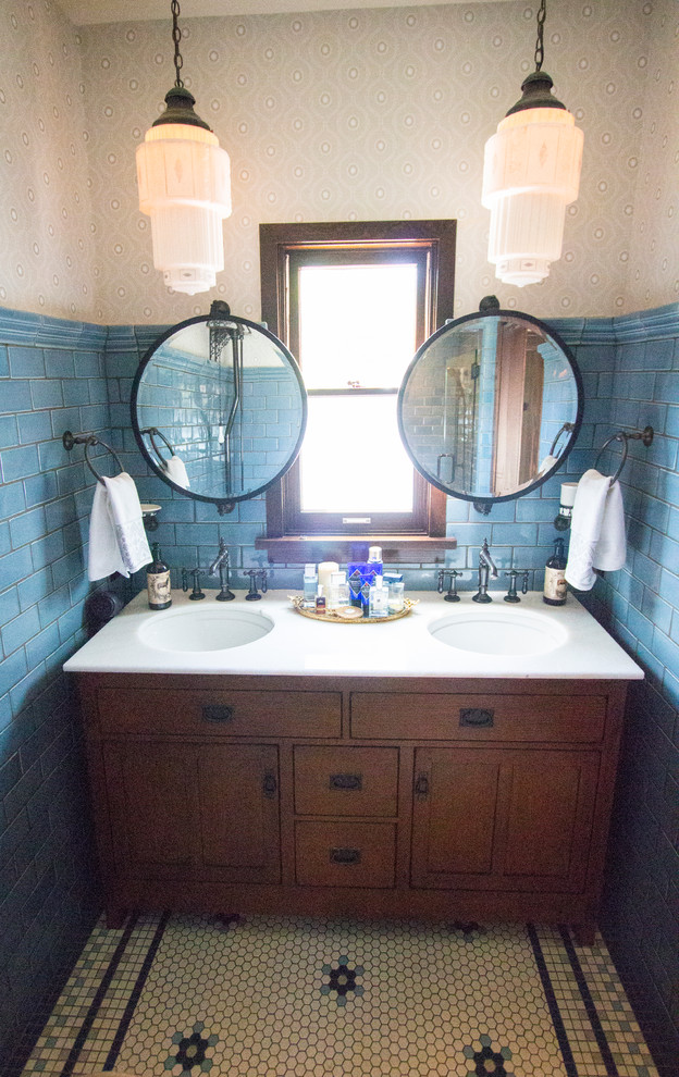 Foto di una stanza da bagno padronale stile americano con ante in stile shaker, ante in legno scuro, piastrelle blu, piastrelle in ceramica, pareti grigie, pavimento con piastrelle a mosaico, lavabo sottopiano e top in marmo