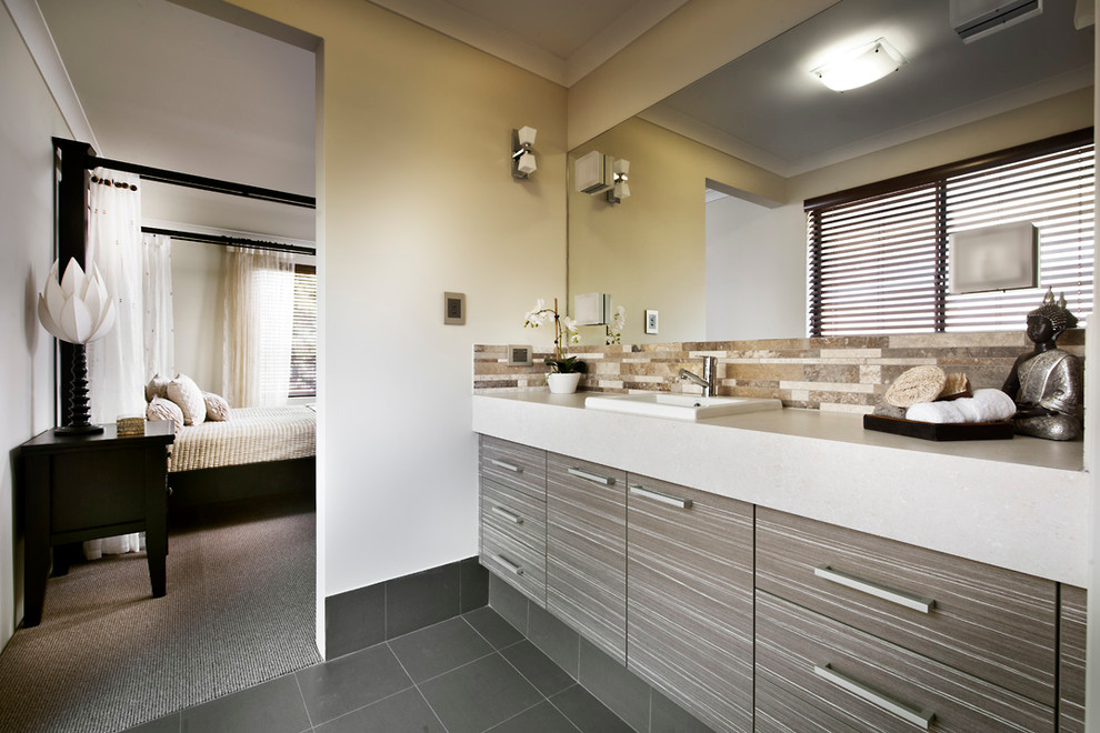 Пример оригинального дизайна: главная ванная комната среднего размера в классическом стиле с врезной раковиной, плоскими фасадами, фасадами цвета дерева среднего тона, плиткой мозаикой и серыми стенами