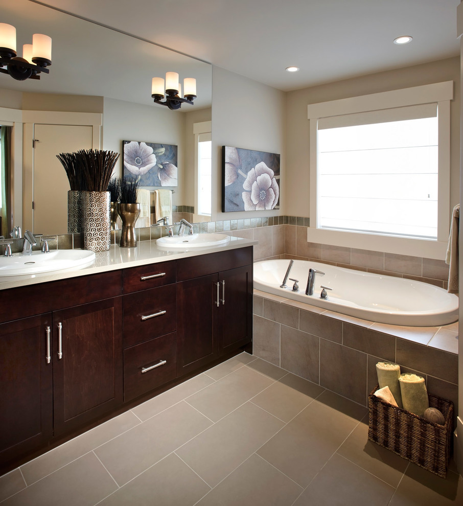 Foto de cuarto de baño principal clásico con lavabo encastrado, armarios estilo shaker, puertas de armario de madera en tonos medios, bañera encastrada, baldosas y/o azulejos beige y ventanas