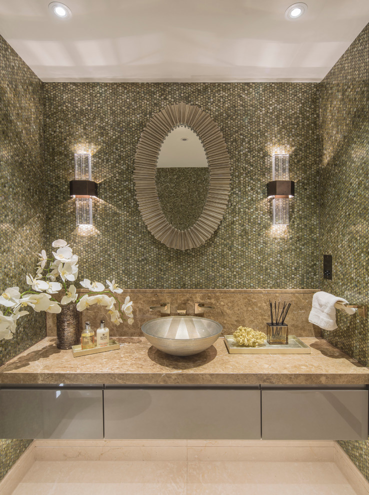 Идея дизайна: ванная комната в современном стиле с настольной раковиной, серыми фасадами, зеленой плиткой и белой плиткой