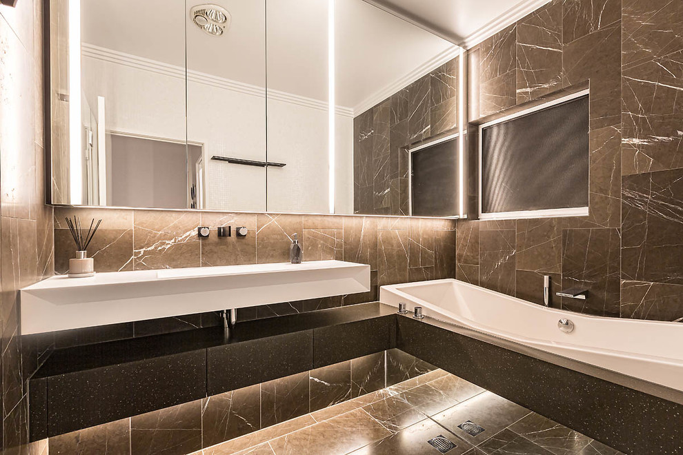 Foto di una stanza da bagno contemporanea con piastrelle marroni, pareti marroni, lavabo sospeso e pavimento marrone