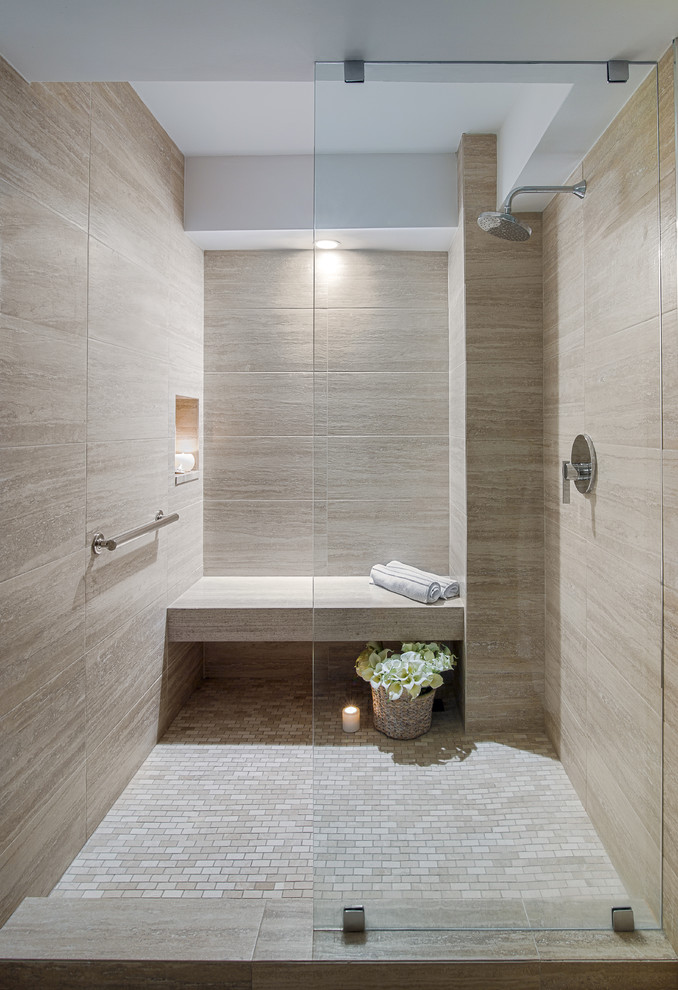 На фото: главная ванная комната среднего размера в современном стиле с душевой комнатой, бежевой плиткой, керамогранитной плиткой, бежевыми стенами, полом из керамической плитки, бежевым полом и душем с распашными дверями