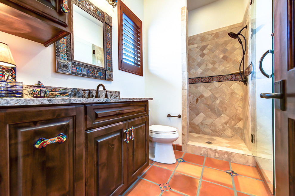 Diseño de cuarto de baño de estilo americano con encimera de granito, ducha doble, baldosas y/o azulejos multicolor, baldosas y/o azulejos de terracota y suelo de baldosas de terracota