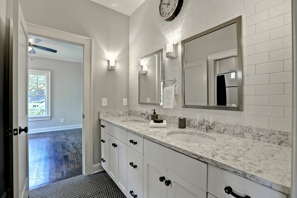 Exemple d'une salle de bain principale chic de taille moyenne avec un lavabo encastré, un placard à porte shaker, des portes de placard noires, un plan de toilette en quartz modifié, un carrelage blanc, des carreaux de céramique, un mur gris et un sol en carrelage de céramique.