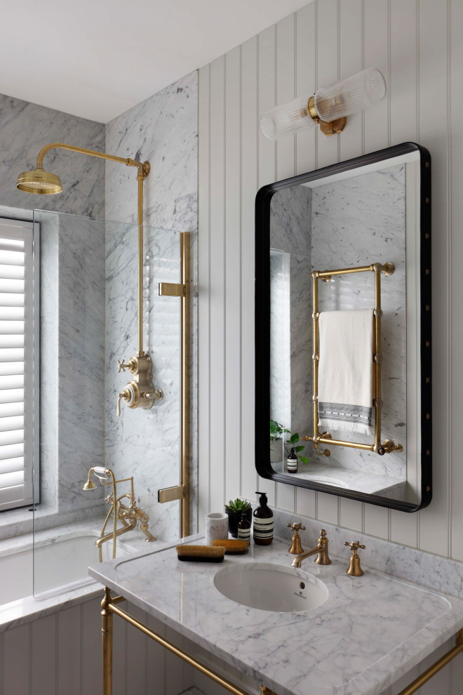Ejemplo de cuarto de baño clásico renovado de tamaño medio con bañera encastrada sin remate, combinación de ducha y bañera, baldosas y/o azulejos grises, paredes grises, aseo y ducha, lavabo tipo consola, encimeras grises y panelado