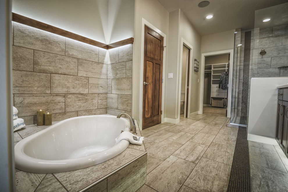 Стильный дизайн: главная ванная комната в стиле неоклассика (современная классика) с накладной ванной и серыми стенами - последний тренд