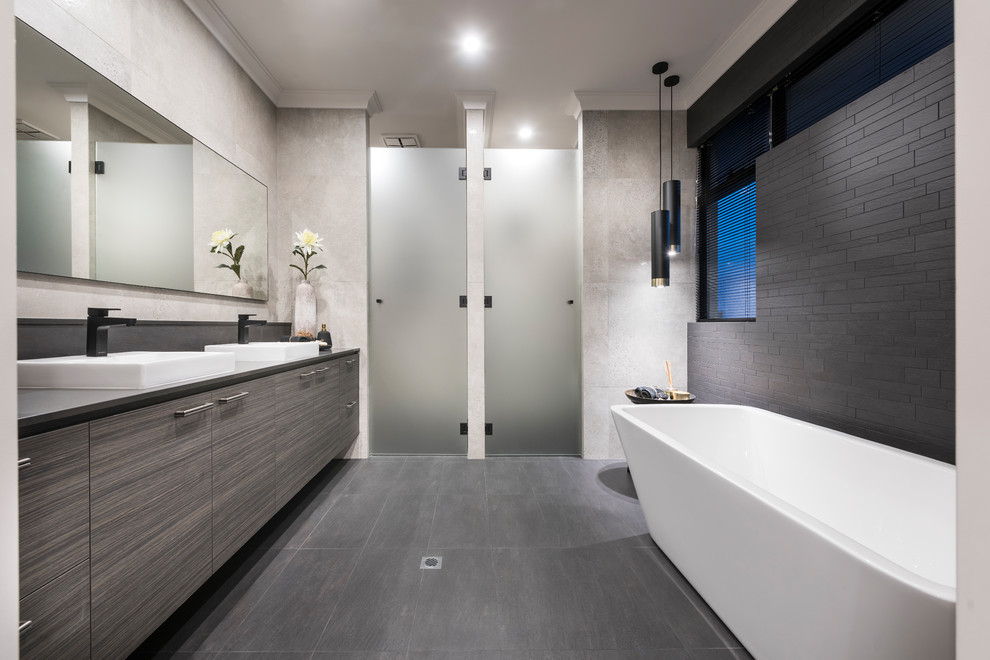 Свежая идея для дизайна: ванная комната в современном стиле с плоскими фасадами, серыми фасадами, отдельно стоящей ванной, двойным душем, бежевой плиткой, серой плиткой, накладной раковиной, серым полом, душем с распашными дверями и серой столешницей - отличное фото интерьера