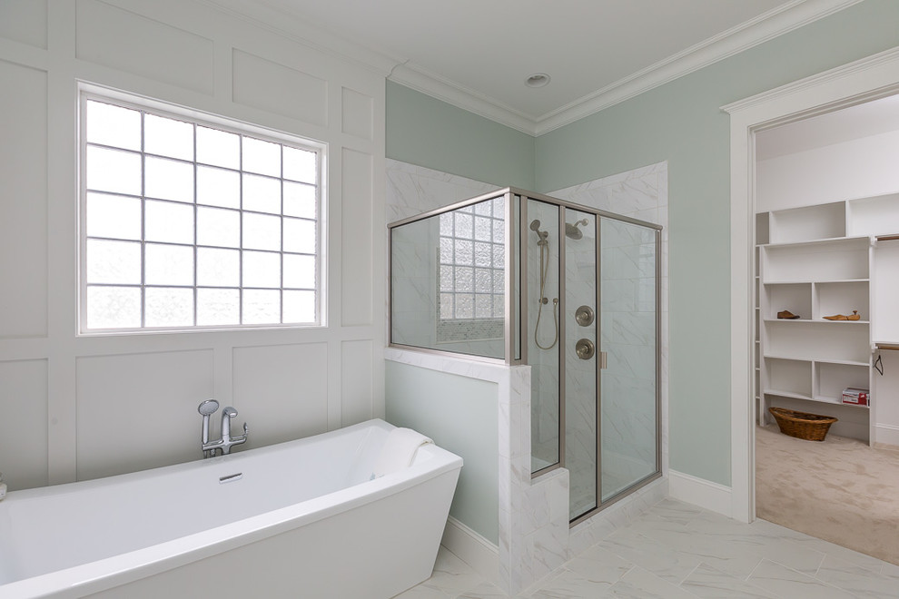 Стильный дизайн: главная ванная комната среднего размера в стиле кантри с фасадами в стиле шейкер, белыми фасадами, отдельно стоящей ванной, угловым душем, белой плиткой, синими стенами, полом из керамической плитки, столешницей из гранита, белым полом и душем с распашными дверями - последний тренд