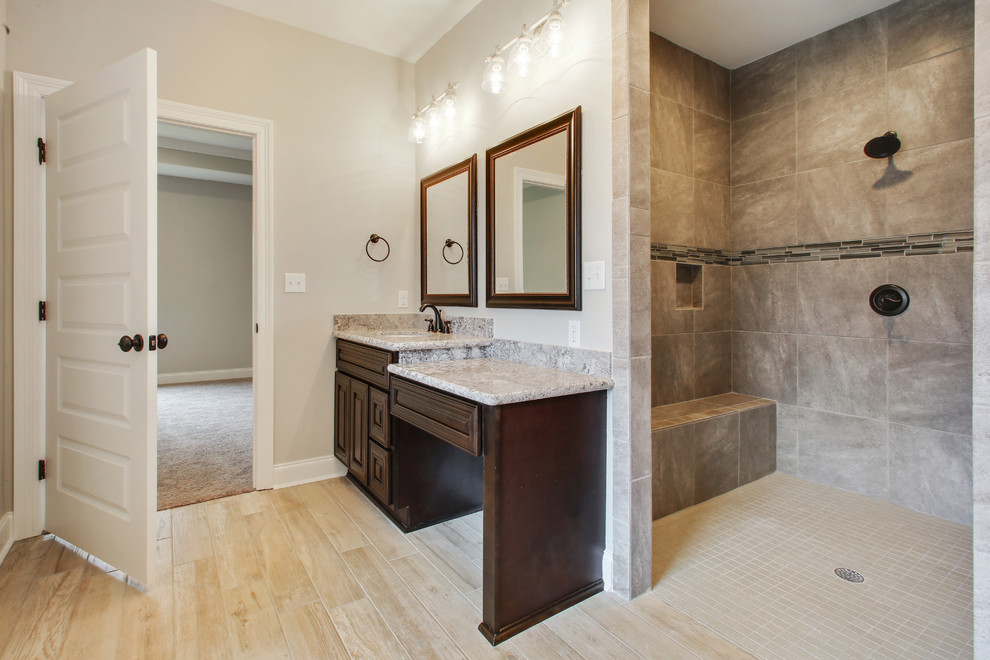 Ejemplo de cuarto de baño principal clásico grande con ducha abierta, baldosas y/o azulejos de porcelana, suelo de baldosas de porcelana, lavabo bajoencimera, encimera de granito y ducha abierta