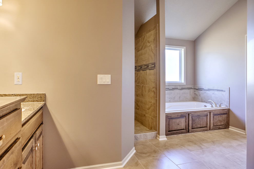 Bild på ett mellanstort vintage en-suite badrum, med luckor med upphöjd panel, skåp i mellenmörkt trä, granitbänkskiva, ett platsbyggt badkar, grå kakel, keramikplattor, grå väggar, klinkergolv i keramik, en dusch i en alkov och med dusch som är öppen