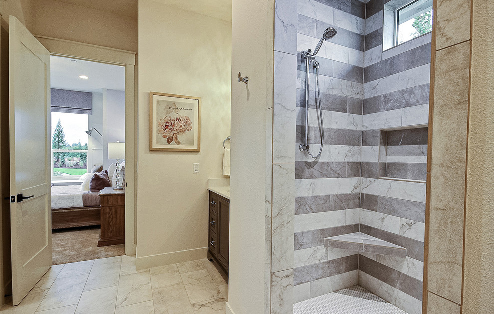 Стильный дизайн: огромная детская ванная комната в стиле кантри с фасадами в стиле шейкер, серыми фасадами, двойным душем, унитазом-моноблоком, разноцветной плиткой, керамической плиткой, бежевыми стенами, полом из цементной плитки, врезной раковиной, столешницей из искусственного кварца, серым полом, открытым душем и белой столешницей - последний тренд