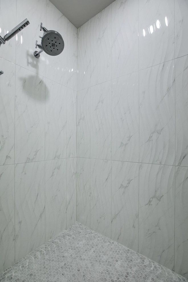 Источник вдохновения для домашнего уюта: главная ванная комната в современном стиле с плоскими фасадами, белыми фасадами, раздельным унитазом, белыми стенами, полом из керамической плитки, врезной раковиной и открытым душем